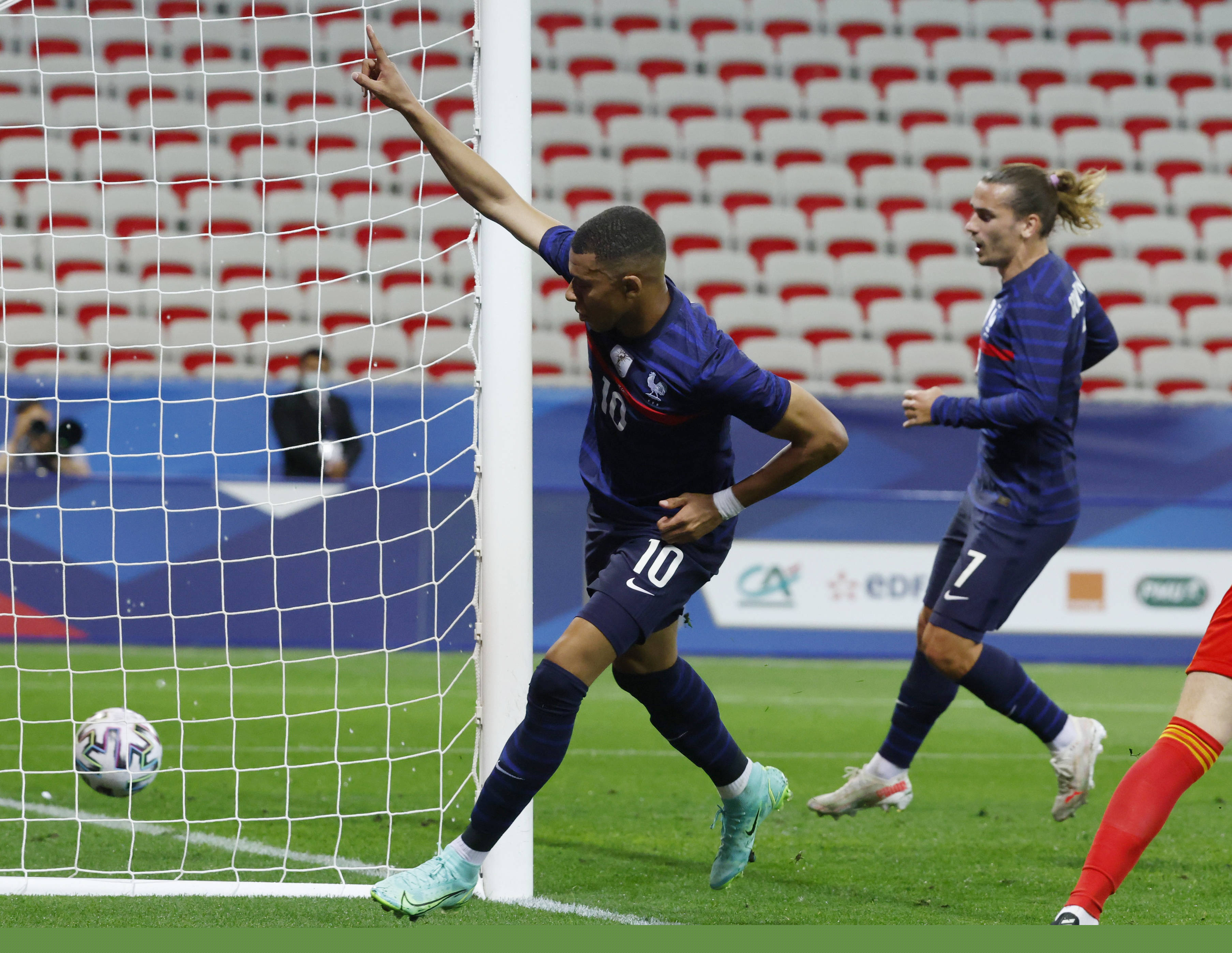 李霄鹏：明天就是拼，赢下最后一个主场比赛（李霄鹏：明天全力一搏，拿下最后一个主场）