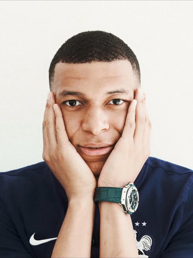 判决书：原天津泰达球员白某峰因受贿判有期徒刑一年，缓刑一年（判决书显示：前天津泰达球员白某峰因受贿获刑一年，缓刑一年）