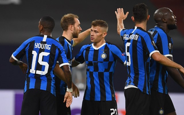 西甲：巴萨客胜扩大领先，皇马主场爆冷输球，VAR再度抢戏（西甲综述：巴萨客场取胜继续领跑，皇马主场遭冷门，VAR再成焦点）