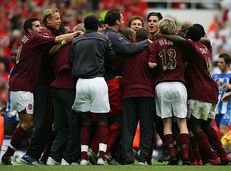 背身列队，拉普拉塔大学生参与此事的球员全体被禁赛两场