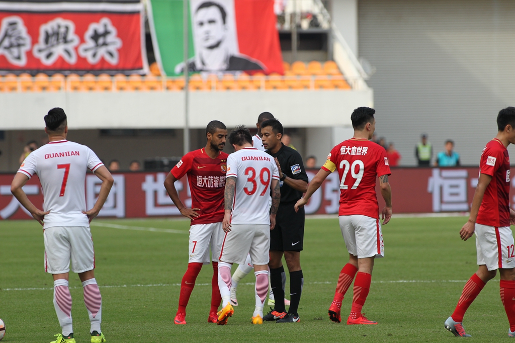 斯洛特：基耶萨生病了，加克波踢利兹联伤了将缺席几周（斯洛特：基耶萨患病，加克波对利兹联受伤将缺阵数周）