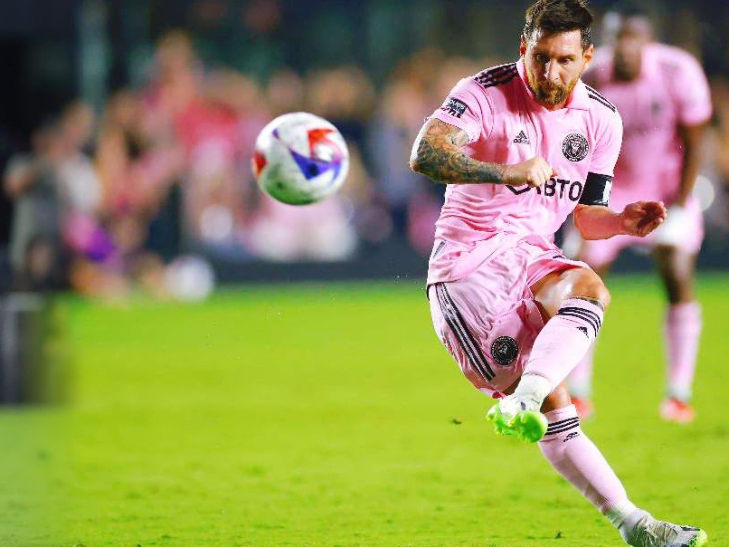 致敬传奇，布伦南-约翰逊进球后用孙兴慜招牌动作进行庆祝（布伦南-约翰逊破门后复刻孙兴慜招牌庆祝，致敬传奇）