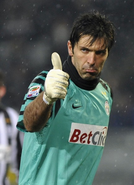 科贝记者：姆巴佩左腿肌肉不适，能否出战曼城严重存疑（科贝记者：姆巴佩左腿肌肉不适，能否出战曼城仍存较大疑问）