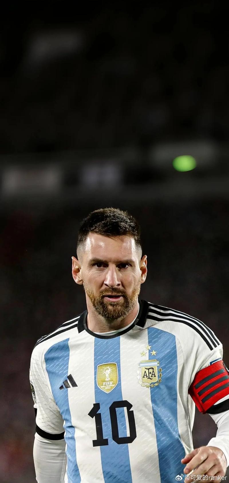 基米希被法比安鲁伊斯爆头，裁判未做表示，VAR未介入（法比安鲁伊斯击中基米希头部，裁判未示意，VAR未介入）